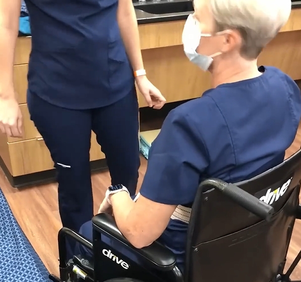 Erika老师教你把老人从床上过到轮椅的方法